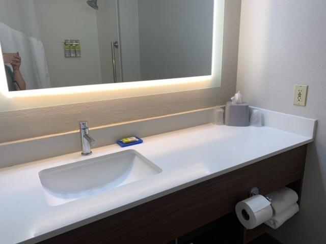 Holiday Inn Express Adrian By Ihg Экстерьер фото