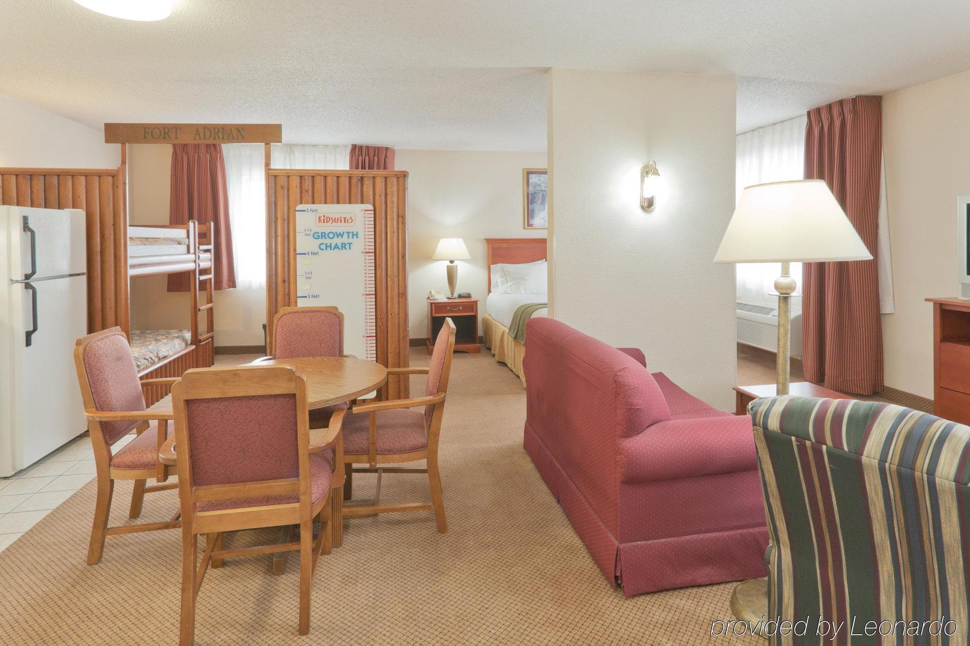 Holiday Inn Express Adrian By Ihg Номер фото